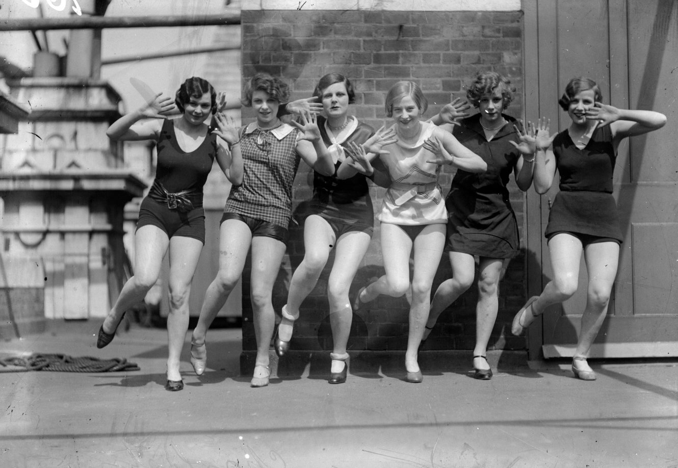 Bailarinas mostrando pasos de Charleston, hacia 1926.