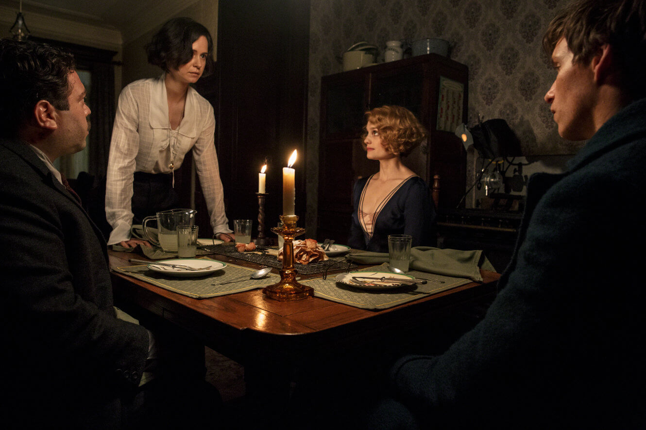 Tina, Queenie, Newt y Jacob deliberan en torno a la mesa.